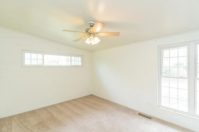 Building Photo - 203 Hathaway Dr