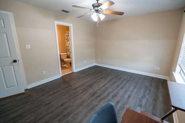 Building Photo - Super cute 3 Bedroom/3Bathroom Townhome in...