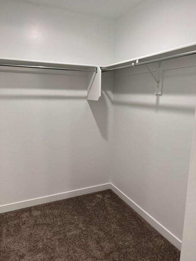 Building Photo - Beautifully Furnished 4 bedroom 2.5 Bath!