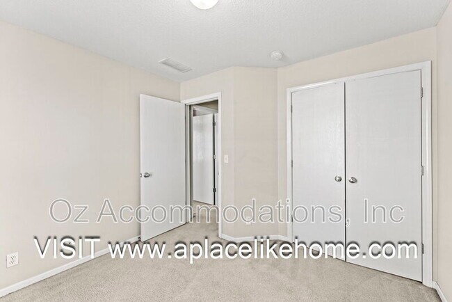 Building Photo - 2216 SW Rambling Vine Rd