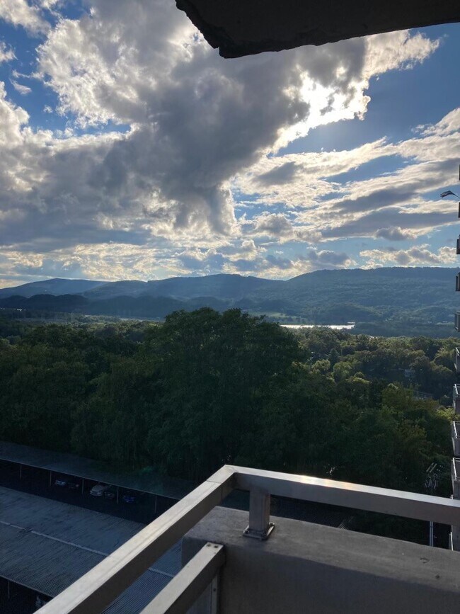 Building Photo - 1131 Stringers Ridge Rd