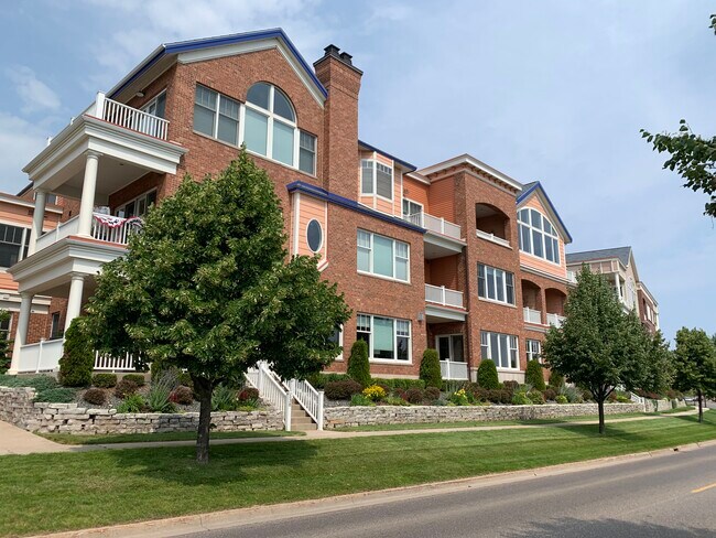 Building Photo - 540 S Lakeshore Blvd