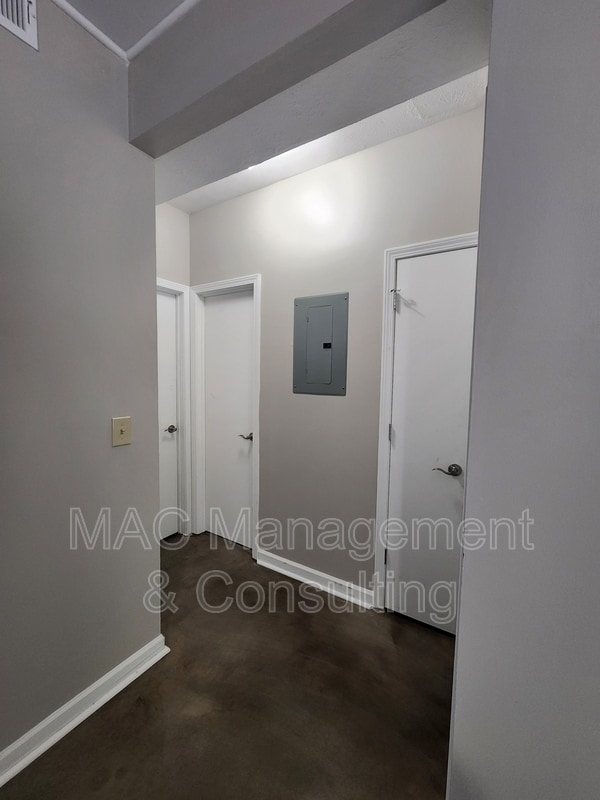 Building Photo - 978 N Franklin Ave