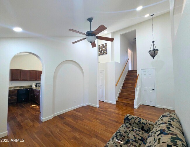 Building Photo - 242 S Sycamore Pl