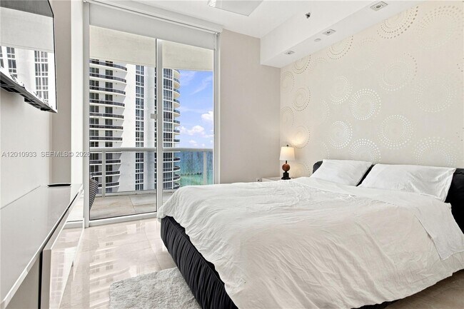Building Photo - 15811 Collins Ave