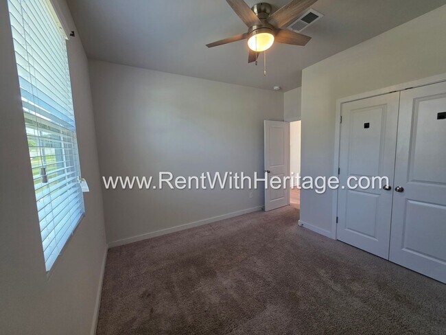 Building Photo - 8650 Paradise Dr