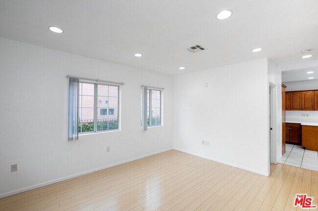 Building Photo - 339 Newland St