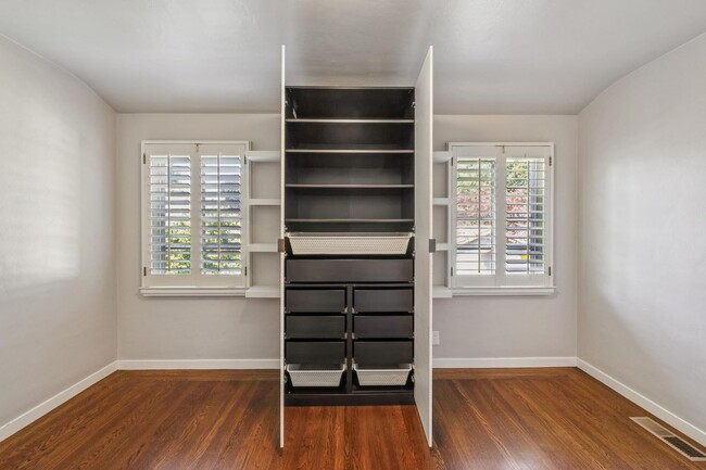 Building Photo - Mediterranean Beauty in Crescent Park – 5B...