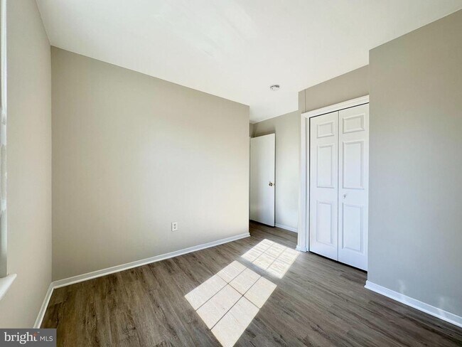 Building Photo - 402 Carousel Ct