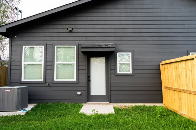 Building Photo - 5018 Dieppe St