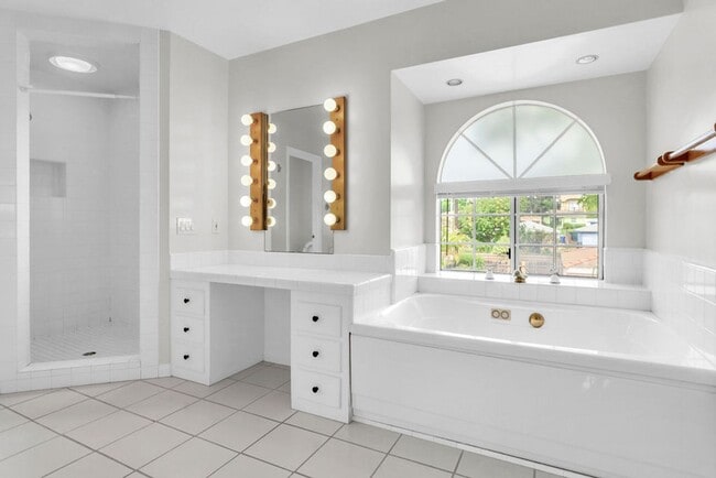 Building Photo - Great detached Home in Pacific Beach! Avai...