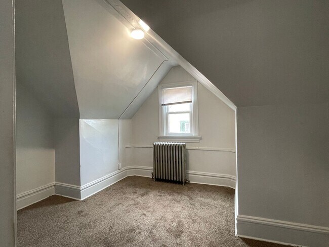 Building Photo - 1 Bed/1 Bath 3rd Floor Unit in Wilkinsburg