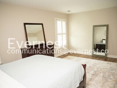 Building Photo - 4580 Village Dr