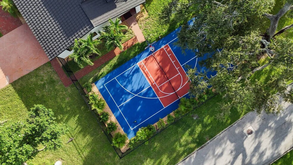 Building Photo - 612 Montezuma Dr