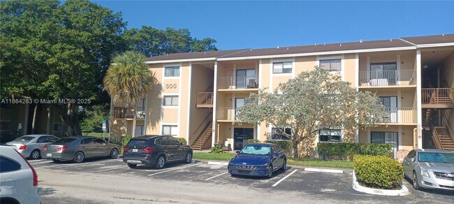 Primary Photo - 300 Palm Cir W
