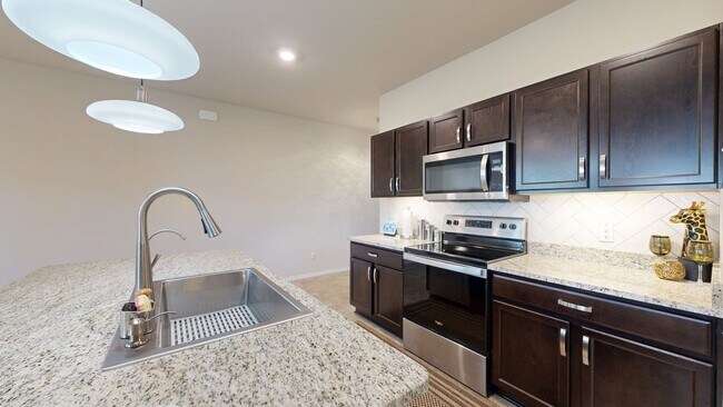 Building Photo - Stunning 4 bedroom home in pristine condition!!!