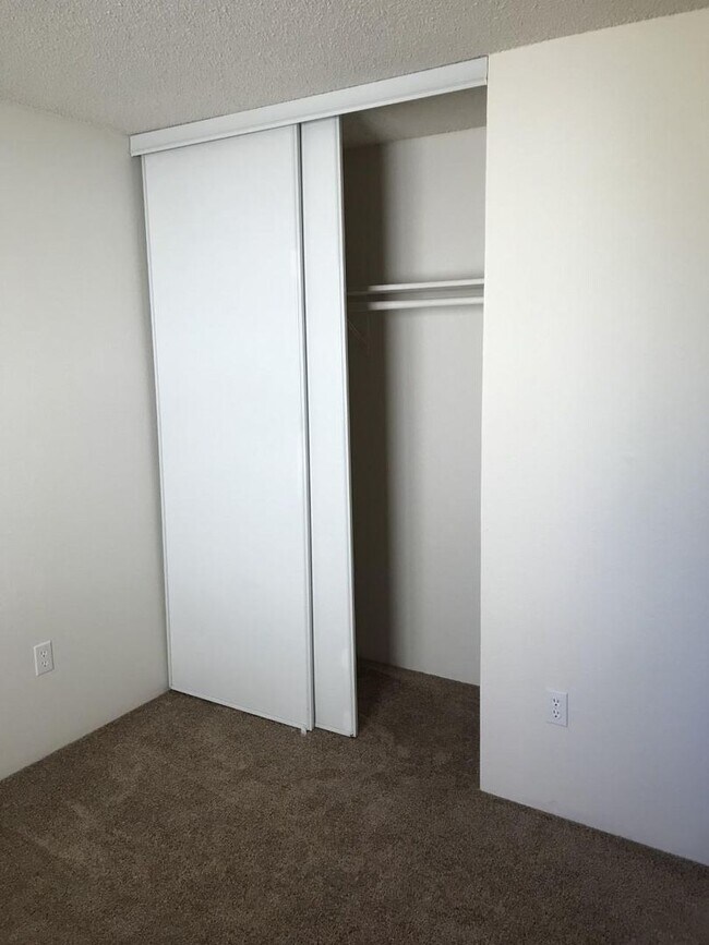 Building Photo - St. Johns 1 bedroom 1 bath in park-like setting.