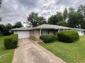 Building Photo - 2513 E 8th St