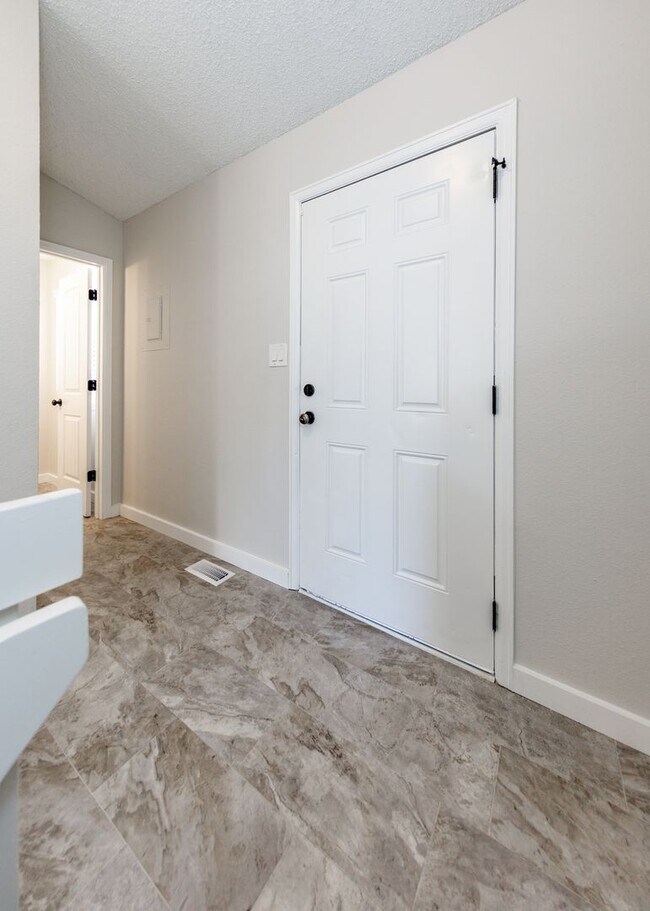 Building Photo - Lovely End Unit 2 Bed Condo, Centrally Located