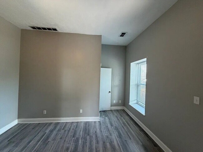 Building Photo - Charming 3-Bedroom Apartment in the Heart of Jeffersonville   All Utilities Included