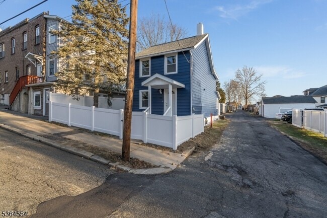 Building Photo - 288 Marshall St