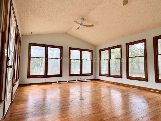 Building Photo - 307 Abbey Ln