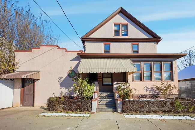 Building Photo - 612 Philo St