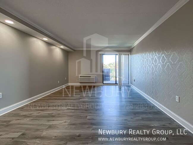 Building Photo - 530 N Main St