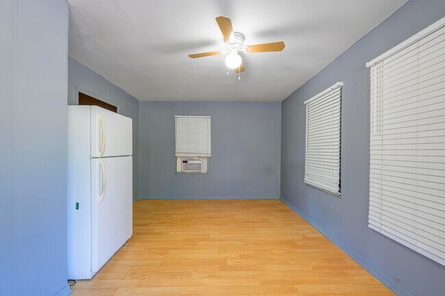 Building Photo - 280 NW Airoso Blvd