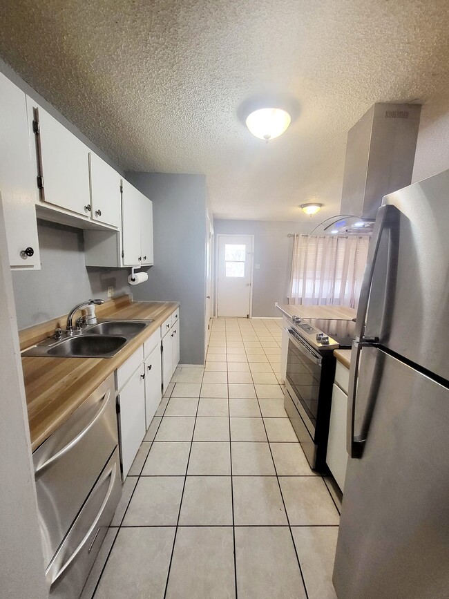 Building Photo - 4017 Eastridge Dr