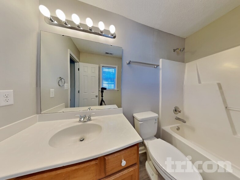 Building Photo - 4409 Woodlawn Dr