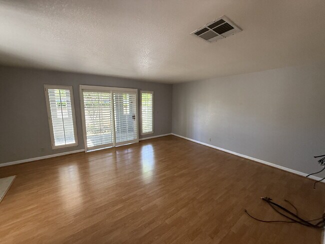 Building Photo - Beautiful 3 Bed/2.5 Bath Townhome