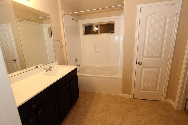 Building Photo - 1044 Britt Ln