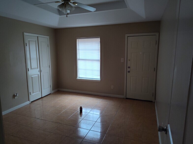 Building Photo - 2117 Aruba Dr