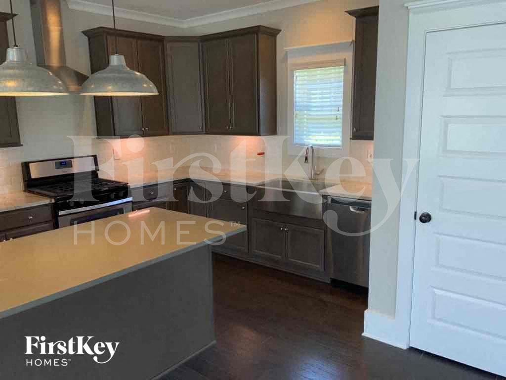 Building Photo - 3330 Sawyer Dr