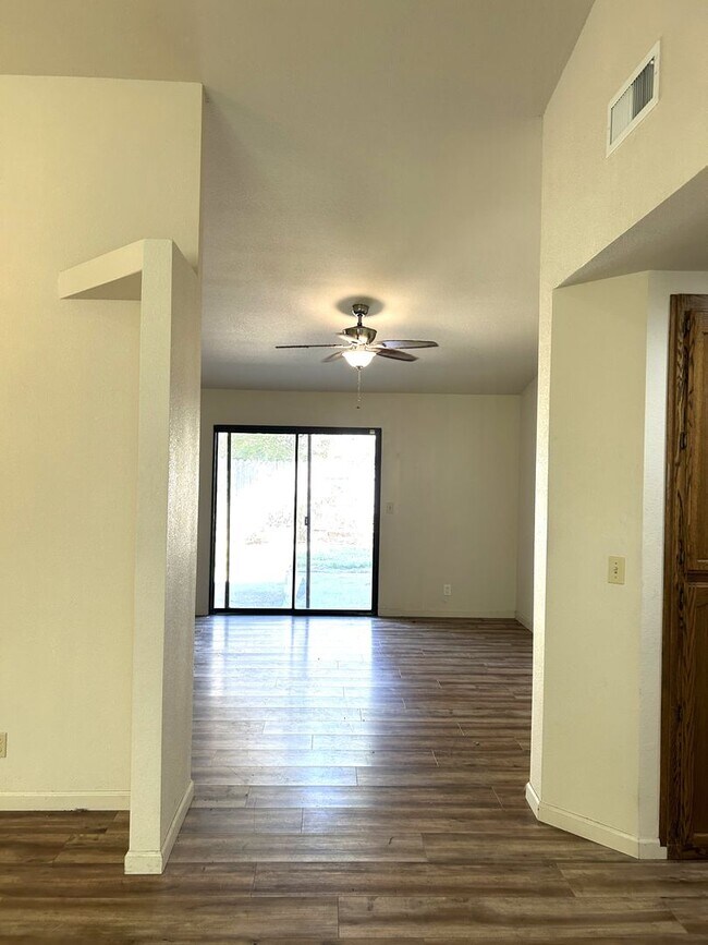 Building Photo - 4 bed/ 2 bath home between The Avenues and Amber Grove
