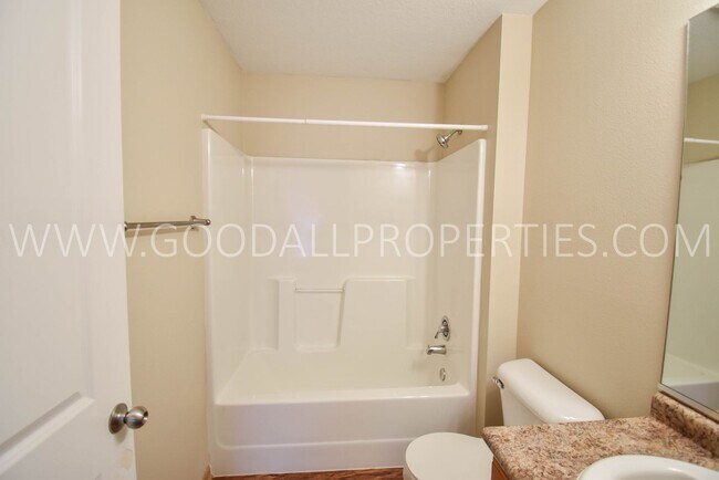 Building Photo - 2-Bedroom, 2.5-Bath Urbandale Townhome with 2-Car Garage & Deck