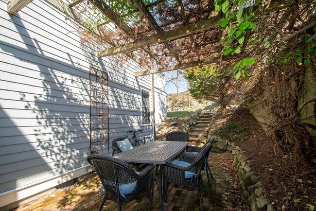 Building Photo - 108-110-110 Elm St