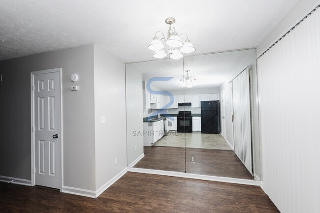 Building Photo - Move in before November 15th and choose yo...