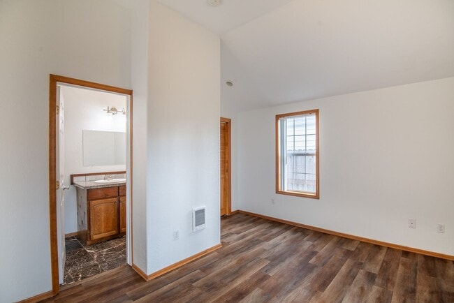 Building Photo - Single-level Home Near Salem's revitalized downtown