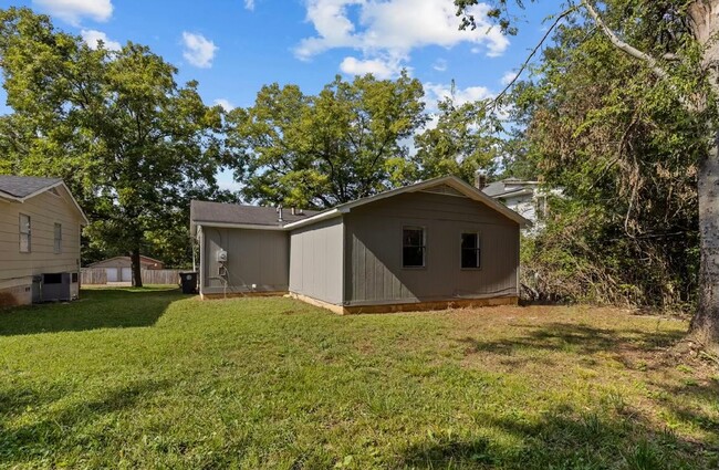 Building Photo - Newly Renovated 3 Bedroom 1 Bath