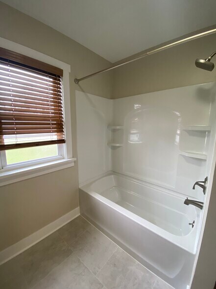 Building Photo - 642 Perrin Ave