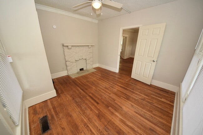 Building Photo - 4 Bed, 2 Bath Near UOM