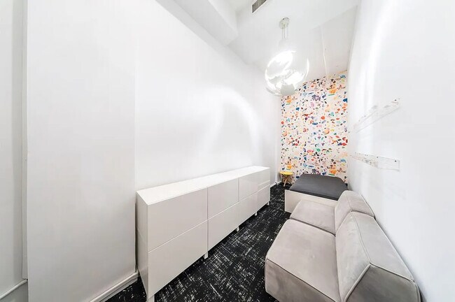 Building Photo - 20 E 17th St