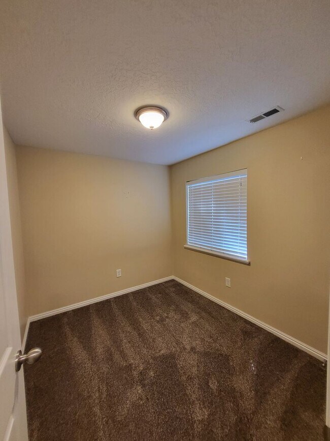 Building Photo - Large Pleasant Grove Home