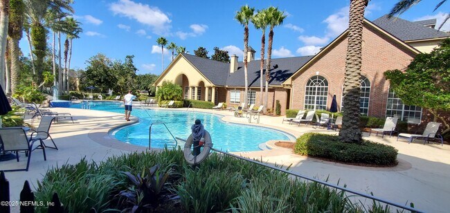 Building Photo - 7800 Point Meadows Dr