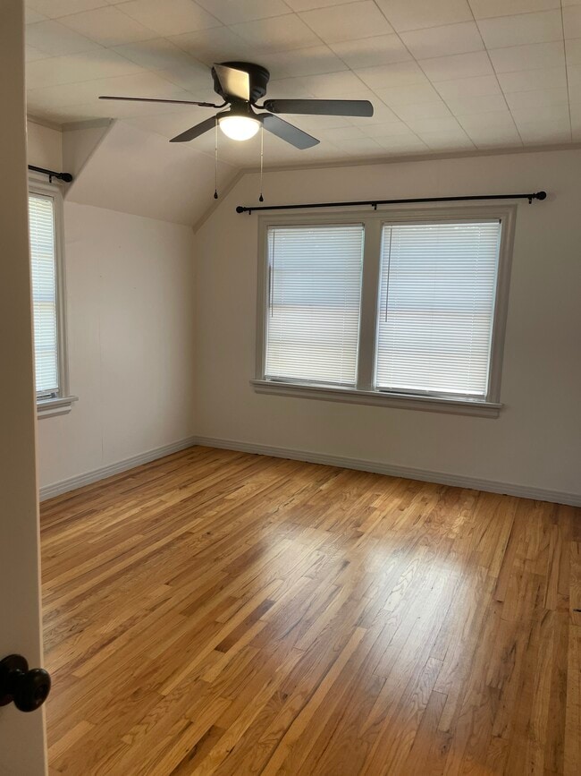 Building Photo - 122 Rowland Pl