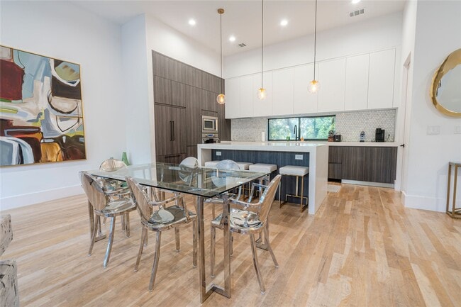 Building Photo - 709 Memorial Heights Dr