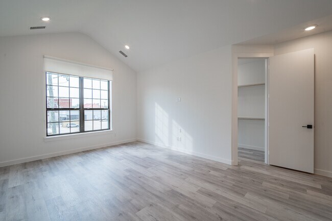 Building Photo - Gated Luxury Townhomes with yard + Roof Patio