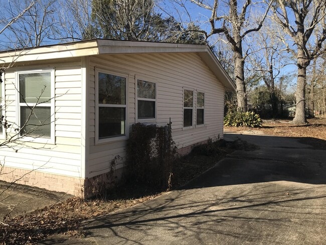 Building Photo - 2801 Woodlawn Ave